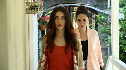 Duygu Yetis and Fulya Zenginer in Seni Kimler Aldi (2017)