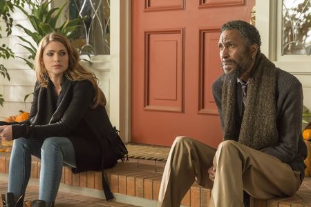 Ron Cephas Jones and Janet Montgomery in This Is Us (2016)