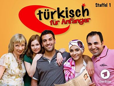Adnan Maral, Anna Stieblich, Josefine Preuß, Elyas M'Barek, and Pegah Ferydoni in Turkish for Beginners (2006)