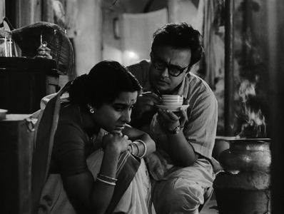 Anil Chatterjee and Madhavi Mukherjee in The Big City (1963)