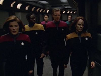 Robert Duncan McNeill, Kate Mulgrew, Roxann Dawson, and Tim Russ in Star Trek: Voyager (1995)