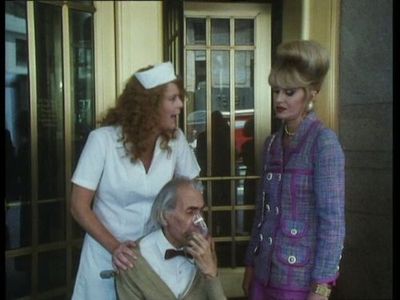 Mo Gaffney and Joanna Lumley in Absolutely Fabulous (1992)