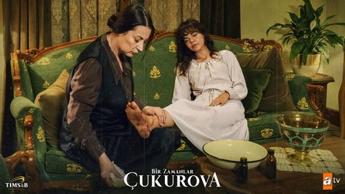 Vahide Perçin and Hilal Altinbilek in Bir Zamanlar Çukurova (2018)