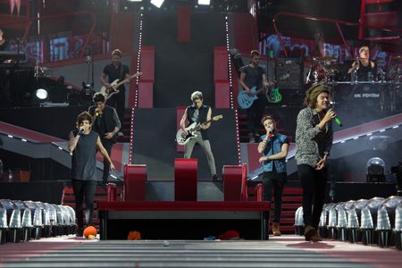 Liam Payne, Harry Styles, Zayn Malik, Niall Horan, One Direction, and Louis Tomlinson in One Direction: Where We Are - T
