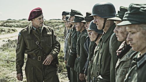 Joel Basman, Oskar Bökelmann, Roland Møller, Leon Seidel, and Louis Hofmann in Land of Mine (2015)