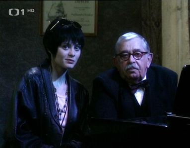 Vlastimil Brodský and Klára Pollertová in Dívka se zázracnou pametí (1996)
