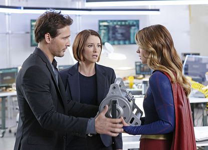 Peter Facinelli, Chyler Leigh, and Melissa Benoist in Supergirl (2015)