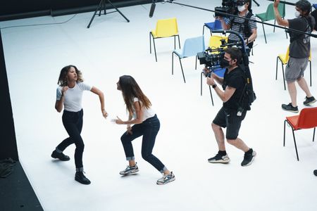Irene Escolar and Bárbara Lennie on the set of Hermanas