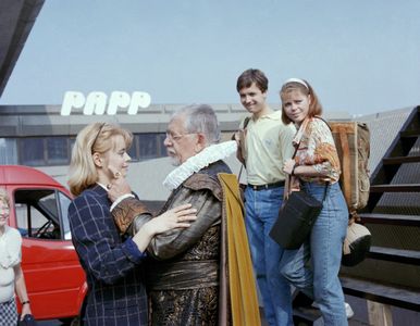 Vlastimil Brodský, Ondrej Kepka, Miroslava Safránková, and Hana Sevcíková in Arabela se vrací (1993)