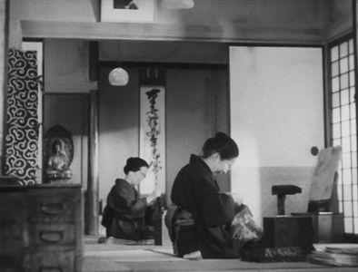 Chôko Iida and Ayako Katsuragi in The Brothers and Sisters of the Toda Family (1941)