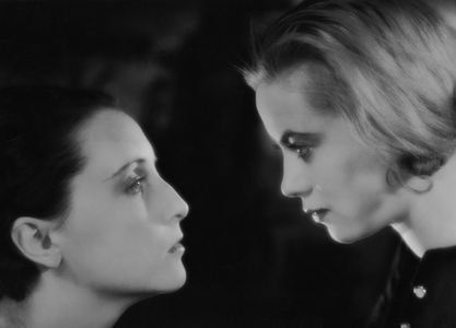 Hertha Thiele and Dorothea Wieck in Anna and Elizabeth (1933)