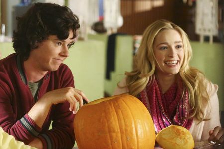 Charlie McDermott and Greer Grammer in The Middle (2009)