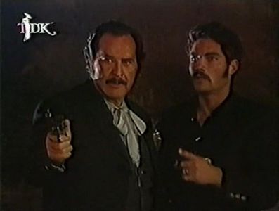 Víctor González and Rogelio Guerra in Azul tequila (1998)