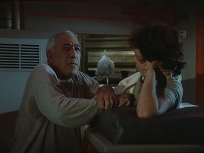 Anthony Quinn and Itaco Nardulli in Treasure Island in Outer Space (1987)