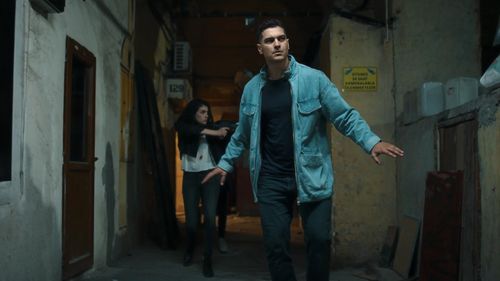 Çagatay Ulusoy and Hazar Ergüçlü in The Protector: Episode #3.1 (2020)