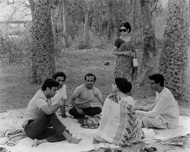 Samit Bhanja, Soumitra Chatterjee, Subhendu Chatterjee, Simi Garewal, Rabi Ghosh, and Sharmila Tagore in Days and Nights