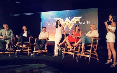 Robin Wright, Danny Huston, Patty Jenkins, Chris Pine, Gal Gadot, and Tiffany Smith in Wonder Woman (2017)
