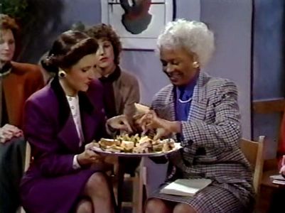 Julia Louis-Dreyfus and Ethel Ayler in Day by Day (1988)
