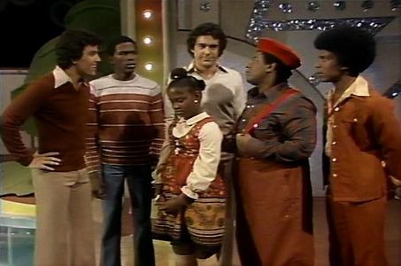 Fred Berry, Christopher Knight, Haywood Nelson, Danielle Spencer, Ernest Thomas, and Barry Williams in The Brady Bunch V