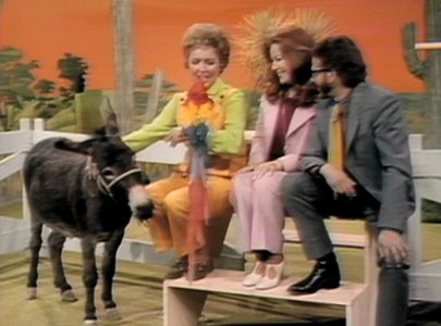 Vikki Carr, Ralph Helfer, and Betty White in The Pet Set (1971)