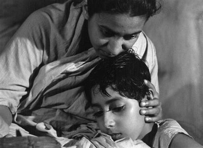Karuna Bannerjee and Pinaki Sengupta in Aparajito (1956)