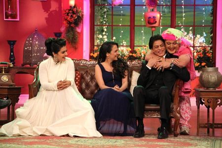 Kajol, Shah Rukh Khan, Pooja Ruparel, and Ali Asgar in Comedy Nights with Kapil (2013)