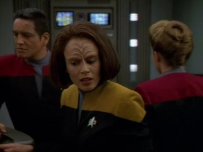 Robert Beltran, Kate Mulgrew, and Roxann Dawson in Star Trek: Voyager (1995)