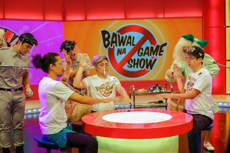 Jeffrey Tam, Mark Pelota, Pepe Herrera, Gringo Baring, and JhaiHo in Bawal na game show (2020)