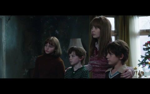 Madison Wolfe, Lauren Esposito, Benjamin Haigh, and Patrick McAuley in The Conjuring 2 (2016)