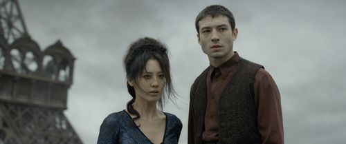 Claudia Kim and Ezra Miller in Fantastic Beasts: The Crimes of Grindelwald (2018)