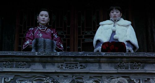 Gong Li and Saifei He in Raise the Red Lantern (1991)
