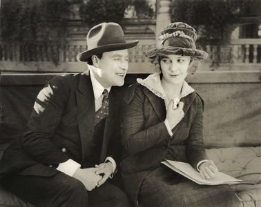 Hale Hamilton and Louise Lovely in Johnny-on-the-Spot (1919)