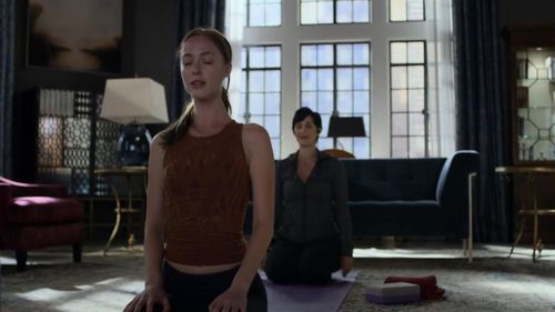 Carrie-Anne Moss and Kiri Hartig in Jessica Jones (2015)