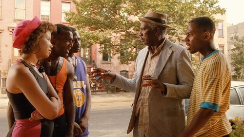 Ossie Davis, Martin Lawrence, Christa Rivers, Leonard L. Thomas, and Steve White in Do the Right Thing (1989)