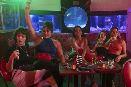 Maia Mitchell, Yara Shahidi, Charlie Morgan Patton, Simone Recasner, and Odessa A’zion in Sitting in Bars with Cake (202