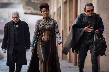 Jada Pinkett Smith, Victor Pagan, and Mike Cannon in Gotham (2014)