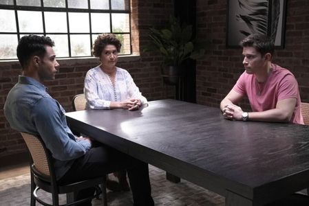 911 LONE STAR: L-R: Rafael Silva, Roxana Brusso and Ronen Rubinstein in the “Control Freaks” episode.