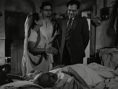 Anil Chatterjee, Haren Chatterjee, and Sefalika Devi in The Big City (1963)