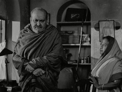 Haren Chatterjee and Sefalika Devi in The Big City (1963)