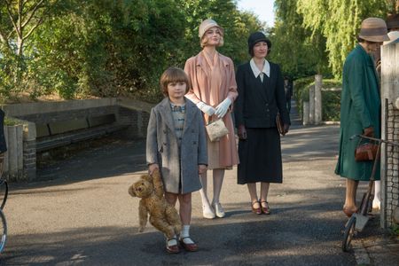 Kelly Macdonald, Margot Robbie, and Will Tilston in Goodbye Christopher Robin (2017)