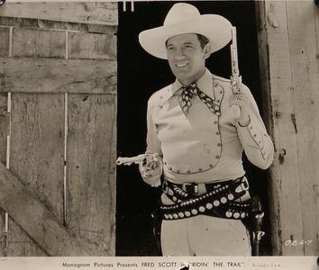 Fred Scott in Ridin' the Trail (1940)