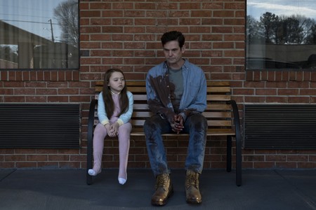 Henry Thomas and Violet McGraw in The Haunting of Hill House (2018)