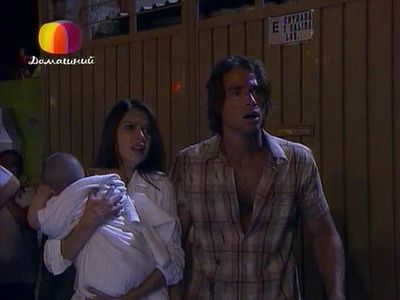 Marlene Favela and Sebastián Rulli in Contra viento y marea (2005)