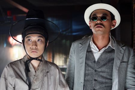 Hwang Jung-min and Deok-Hwan Ryu in Private Eye (2009)