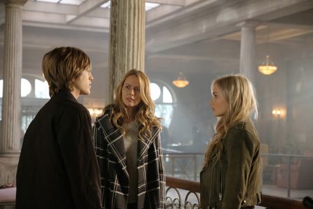 Amy Acker, Natalie Alyn Lind, and Percy Hynes White in The Gifted (2017)