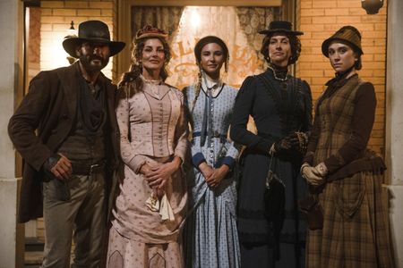 Faith Hill, Tim McGraw, Dawn Olivieri, Emma Malouff, and Isabel May in 1883 (2021)