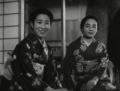 Kuniko Miyake and Yoshiko Tsubouchi in The Brothers and Sisters of the Toda Family (1941)