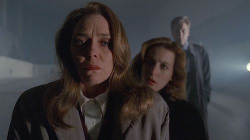Gillian Anderson, David Duchovny, and Deborah Strang in The X-Files (1993)
