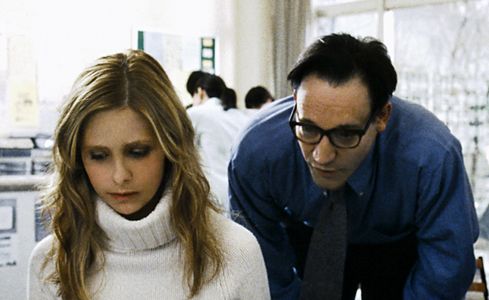 Sarah Michelle Gellar and Ted Raimi in The Grudge (2004)