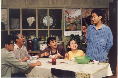 Tian Liang, Dandan Song, Lixin Yang, Ling Guan, and Xingyu Wen in I Love My Family (1993)